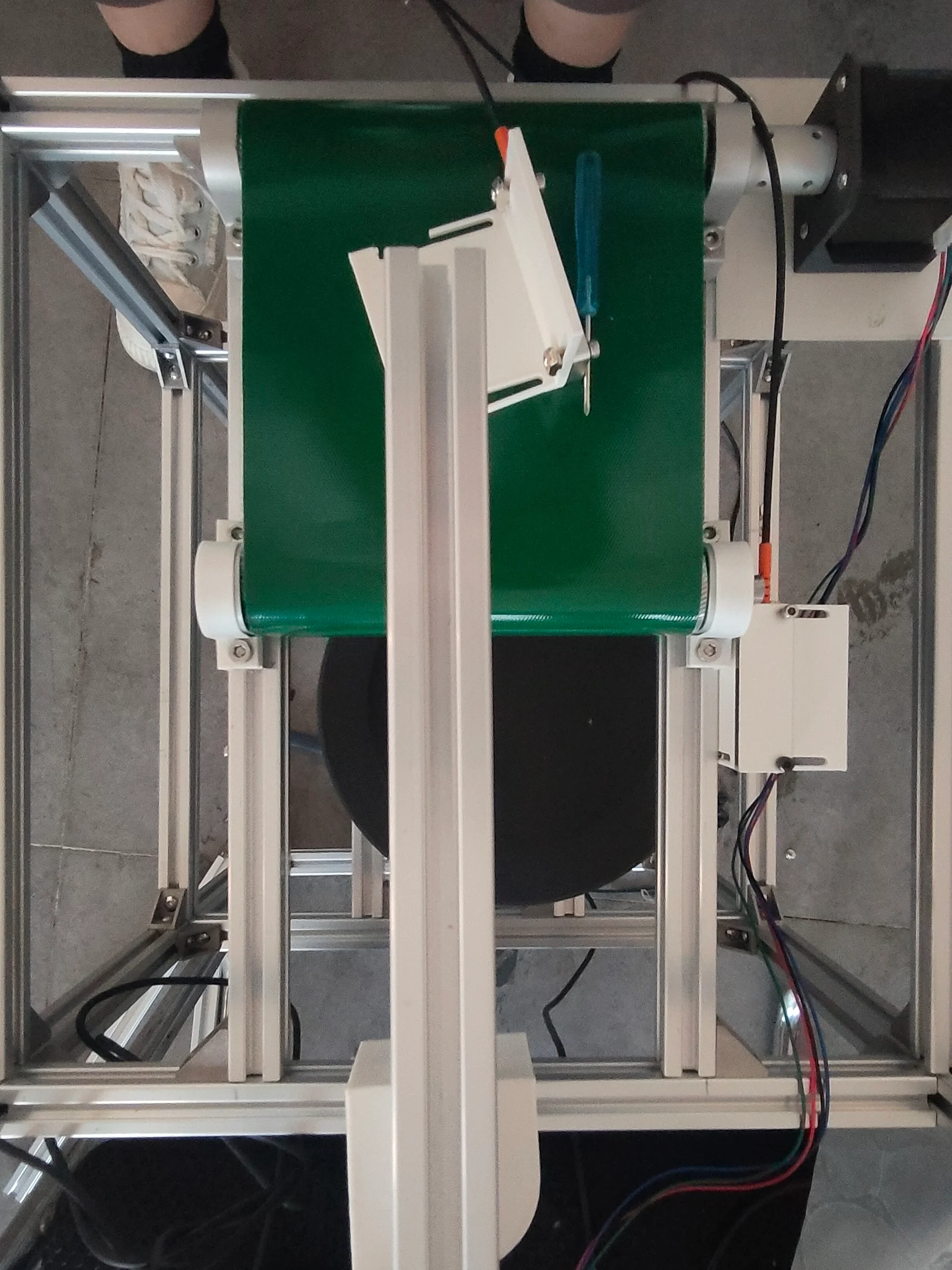 传送带白色零件蓝色螺丝刀