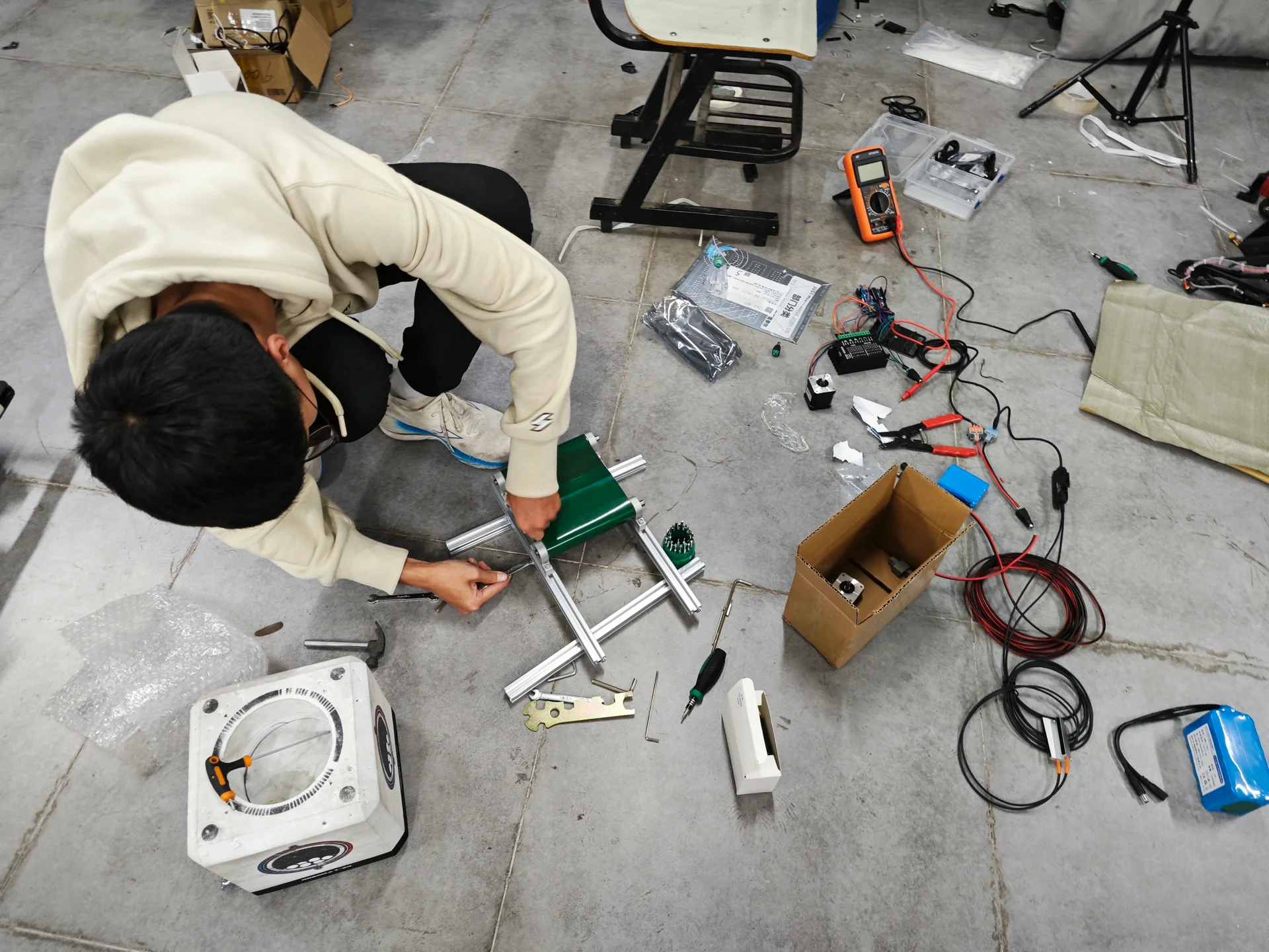 人员正在组装机械传送带