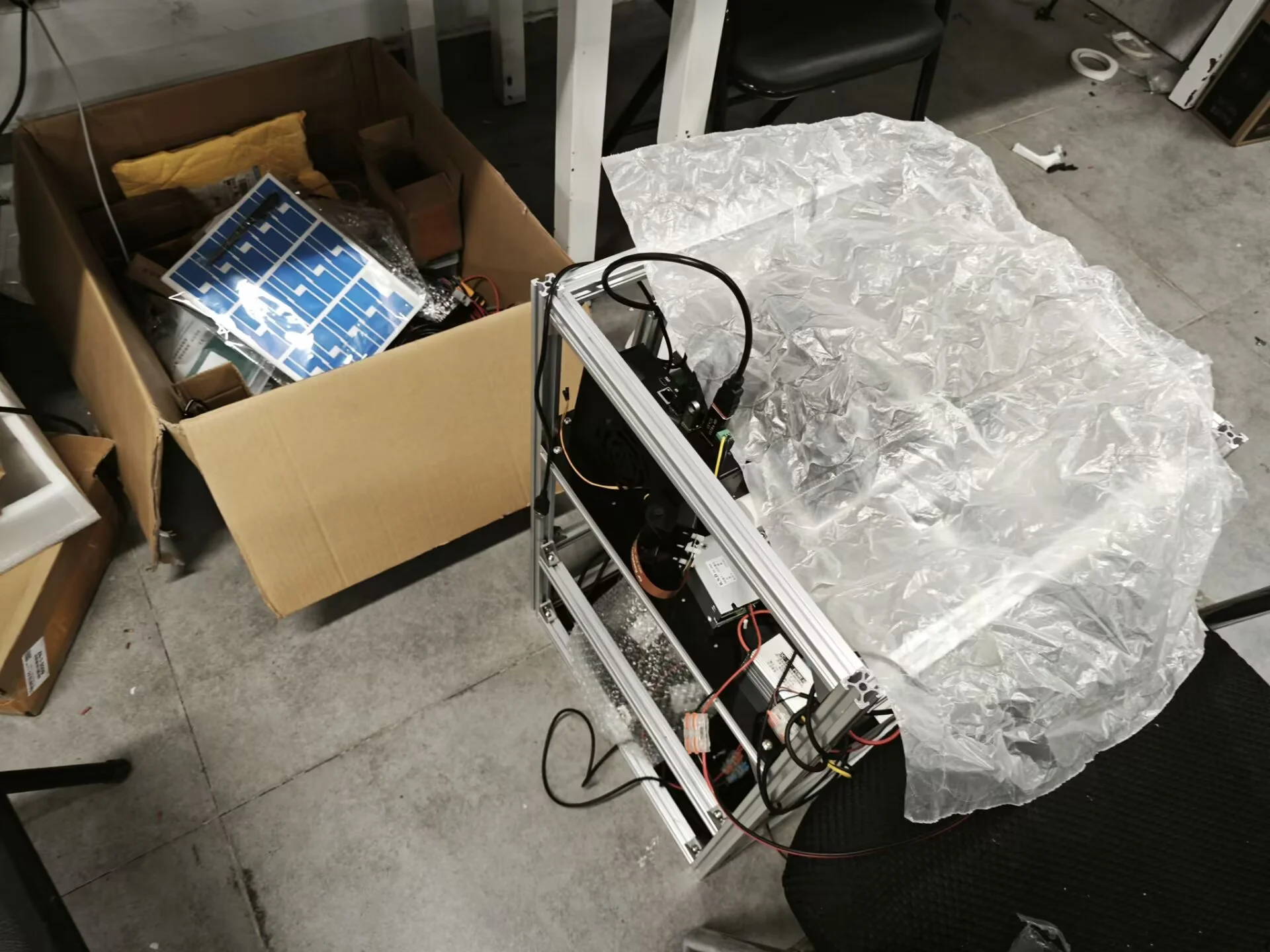 设备组装零件散落