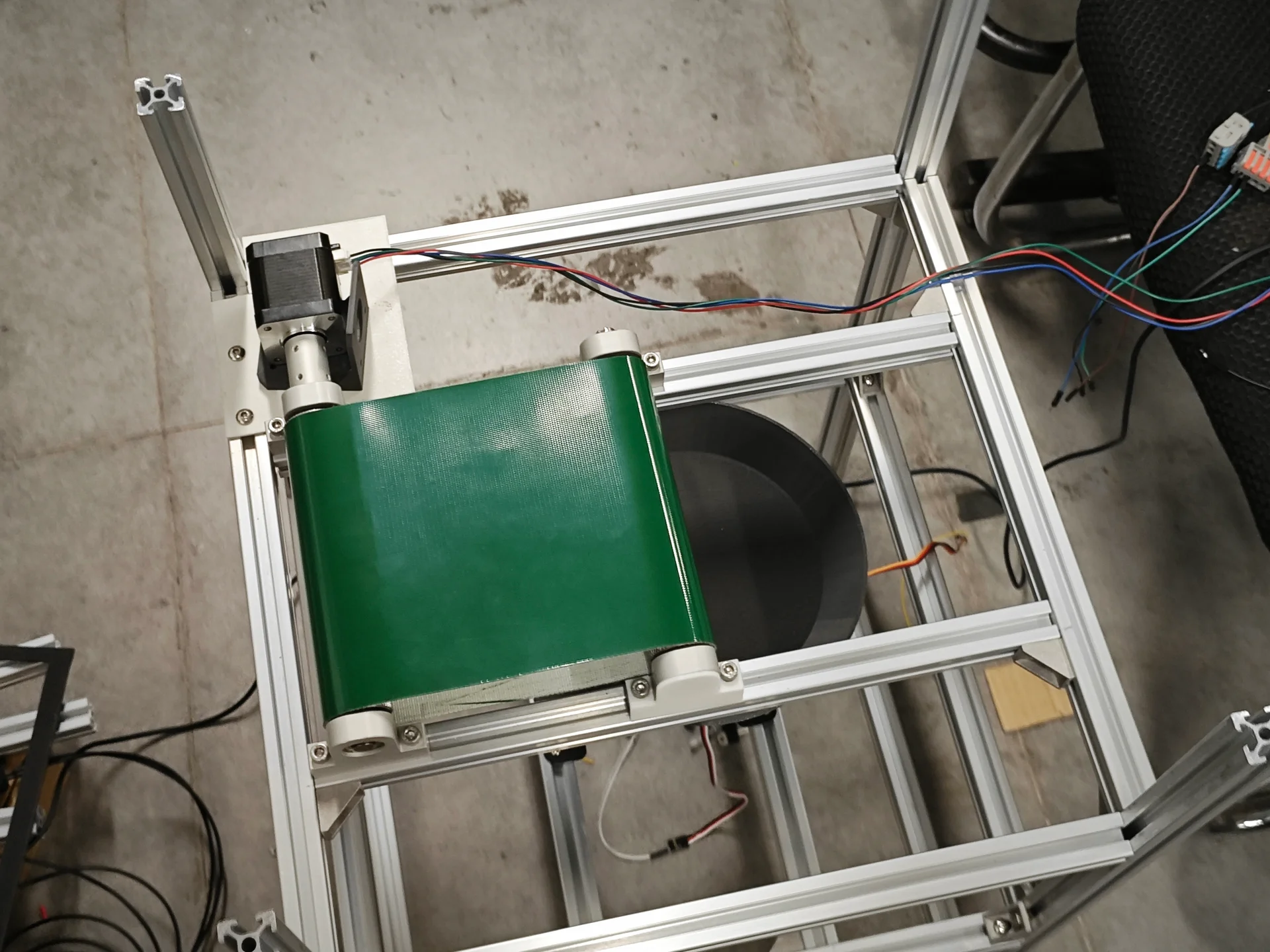 队员组装铝型材框架