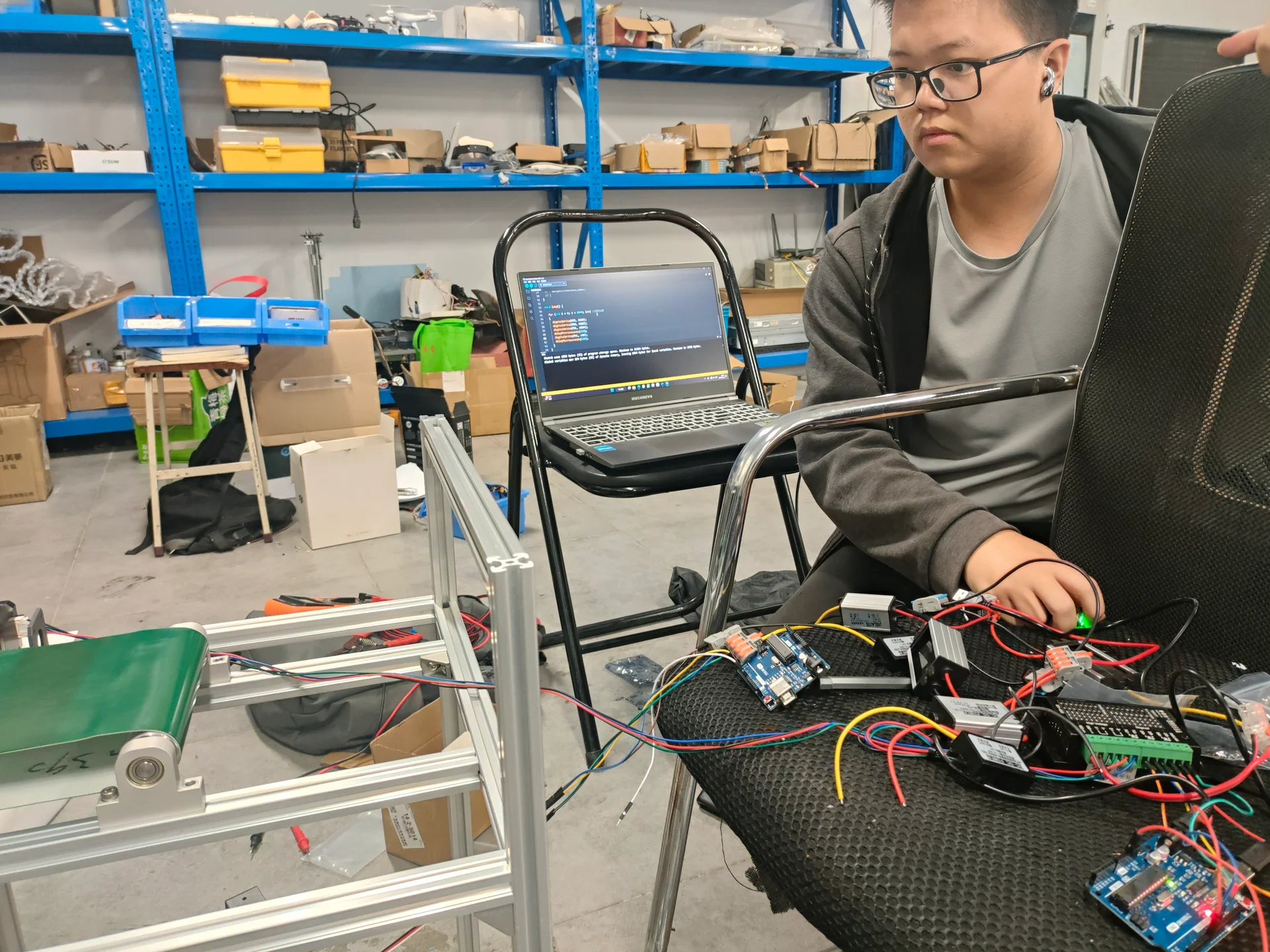 队员调试控制板与蓝色置物架