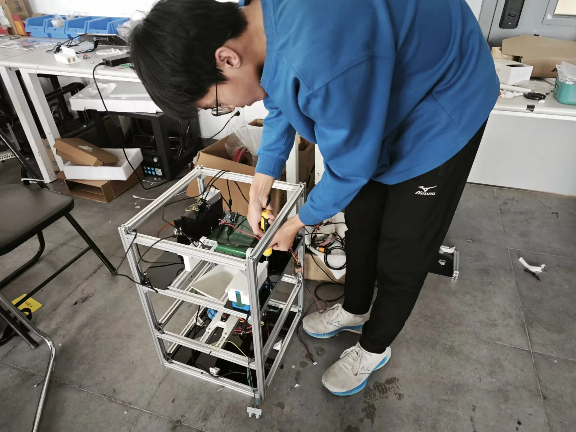 学生组装铝型材电子设备