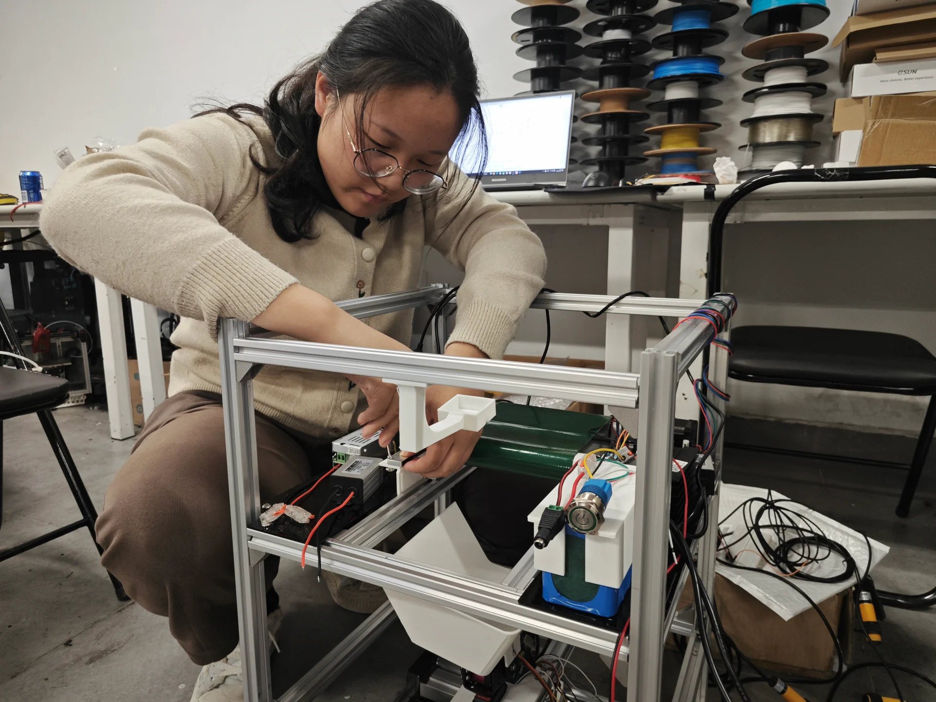 学生组装铝型材框架