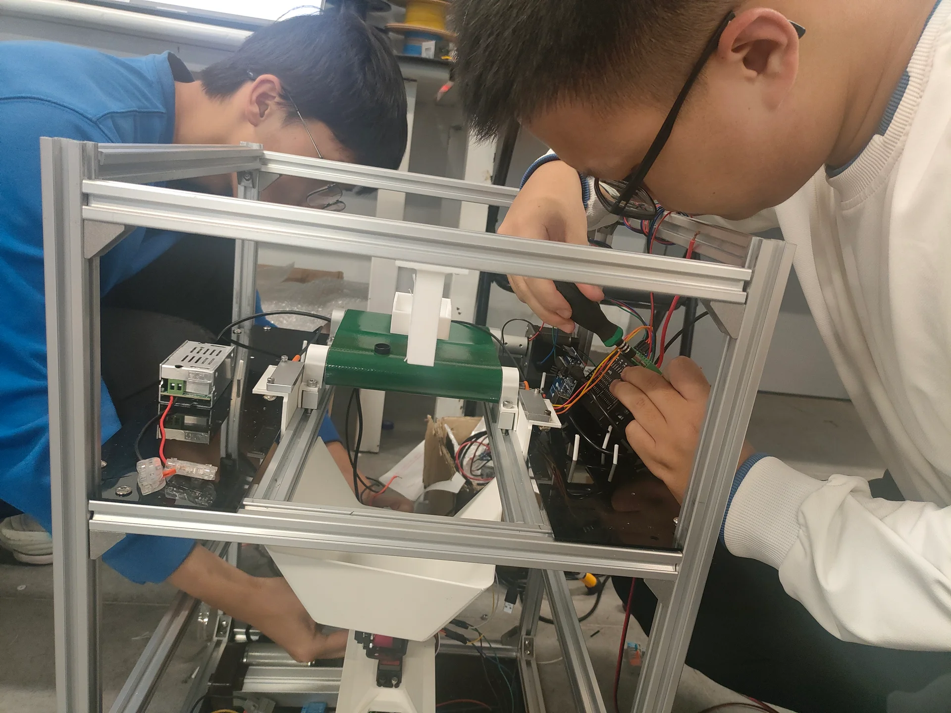 两名学生组装铝型材框架