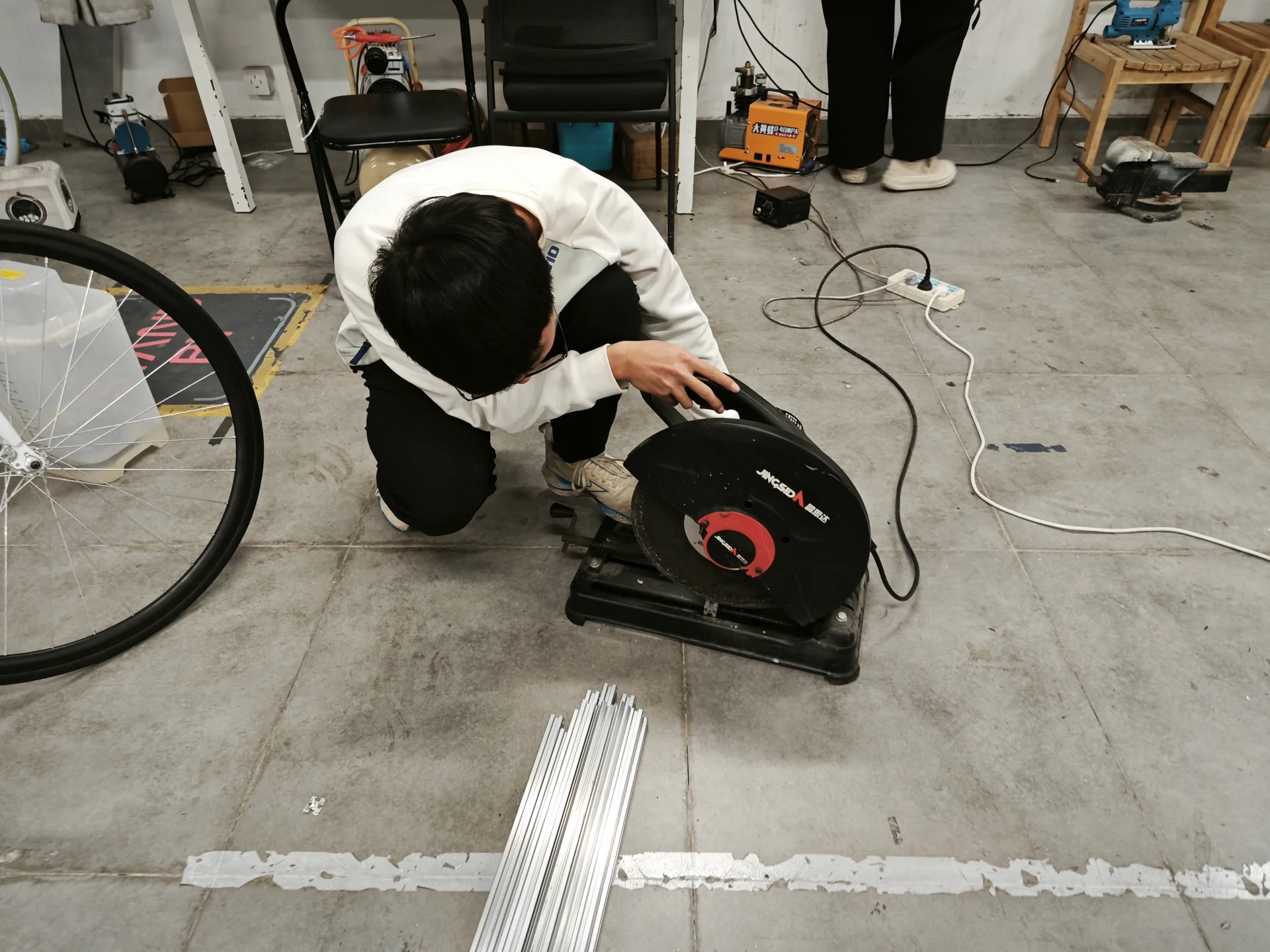 型材切割机操作