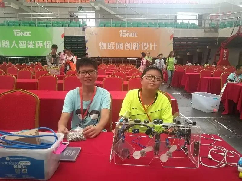 两名学生与参赛装置