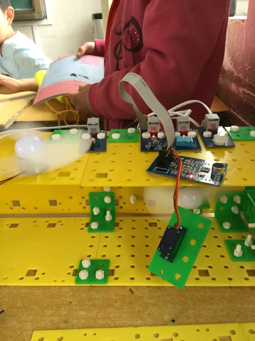 教室内组装实验装置