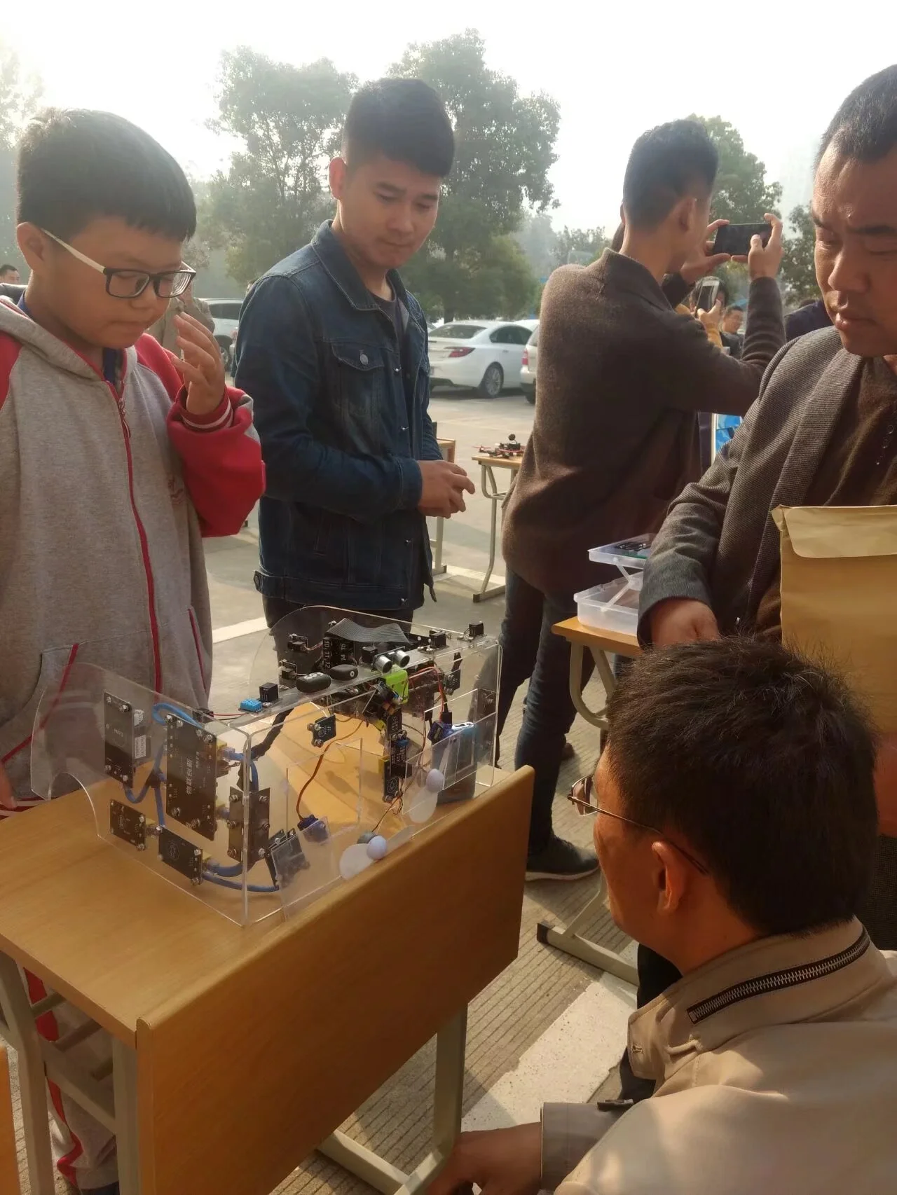 学生演示设备多人围观