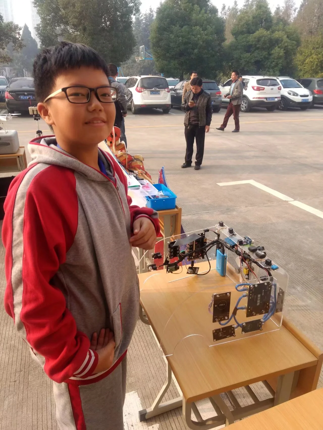 学生与科技作品合影