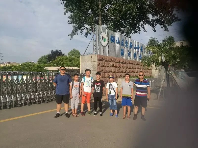 学校门口出发前合影