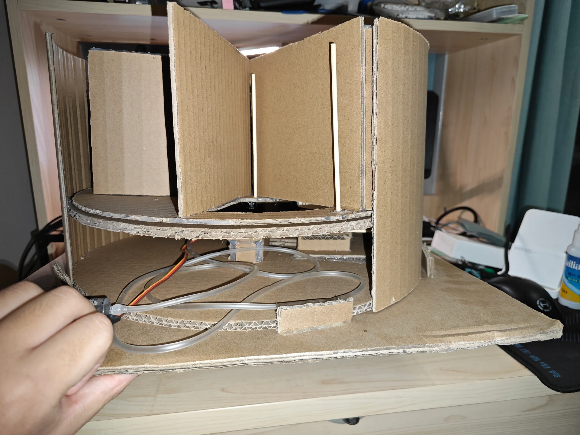 纸板制作的圆形结构模型带管道和支架