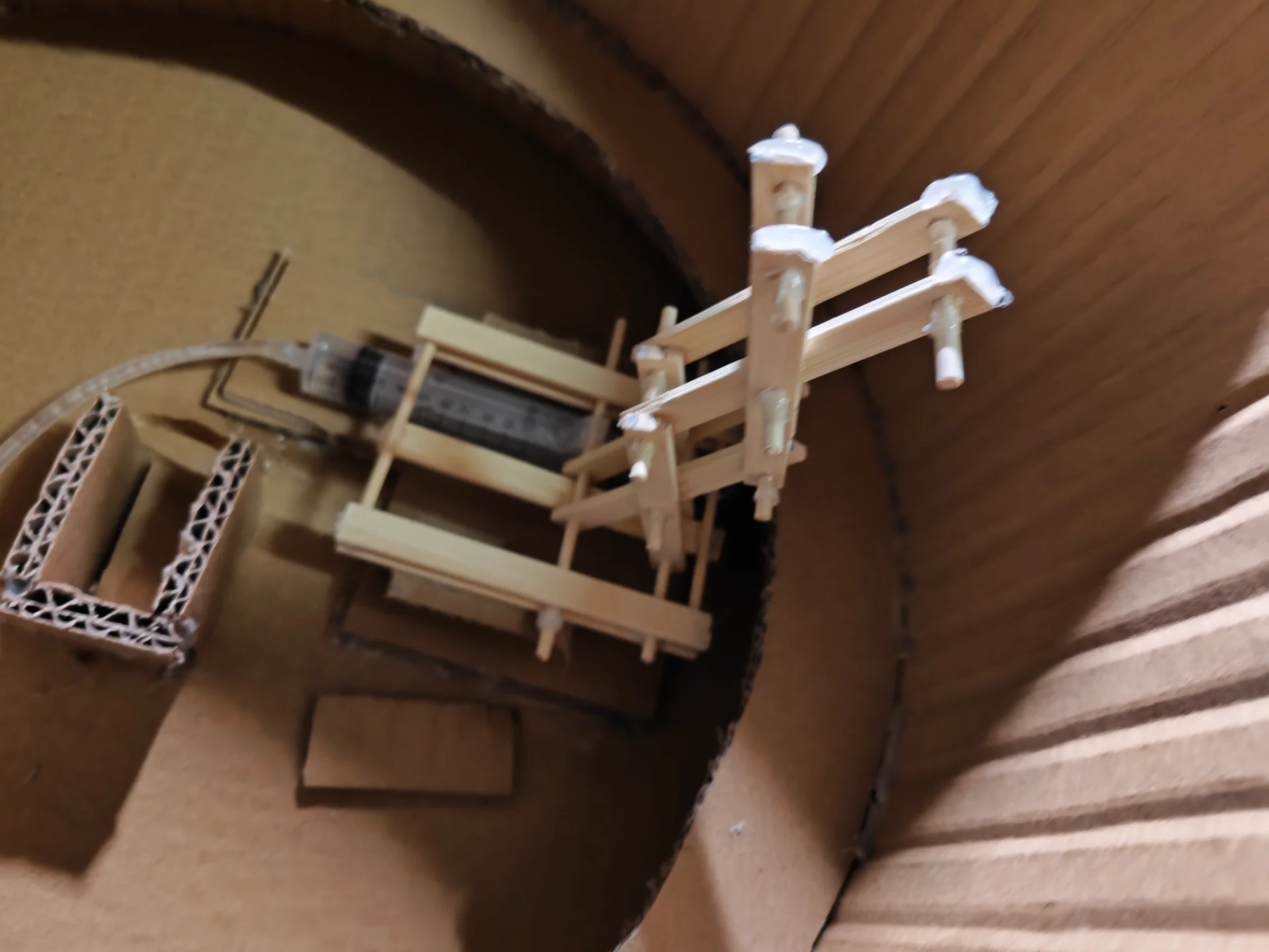 手工制作的抽水装置模型