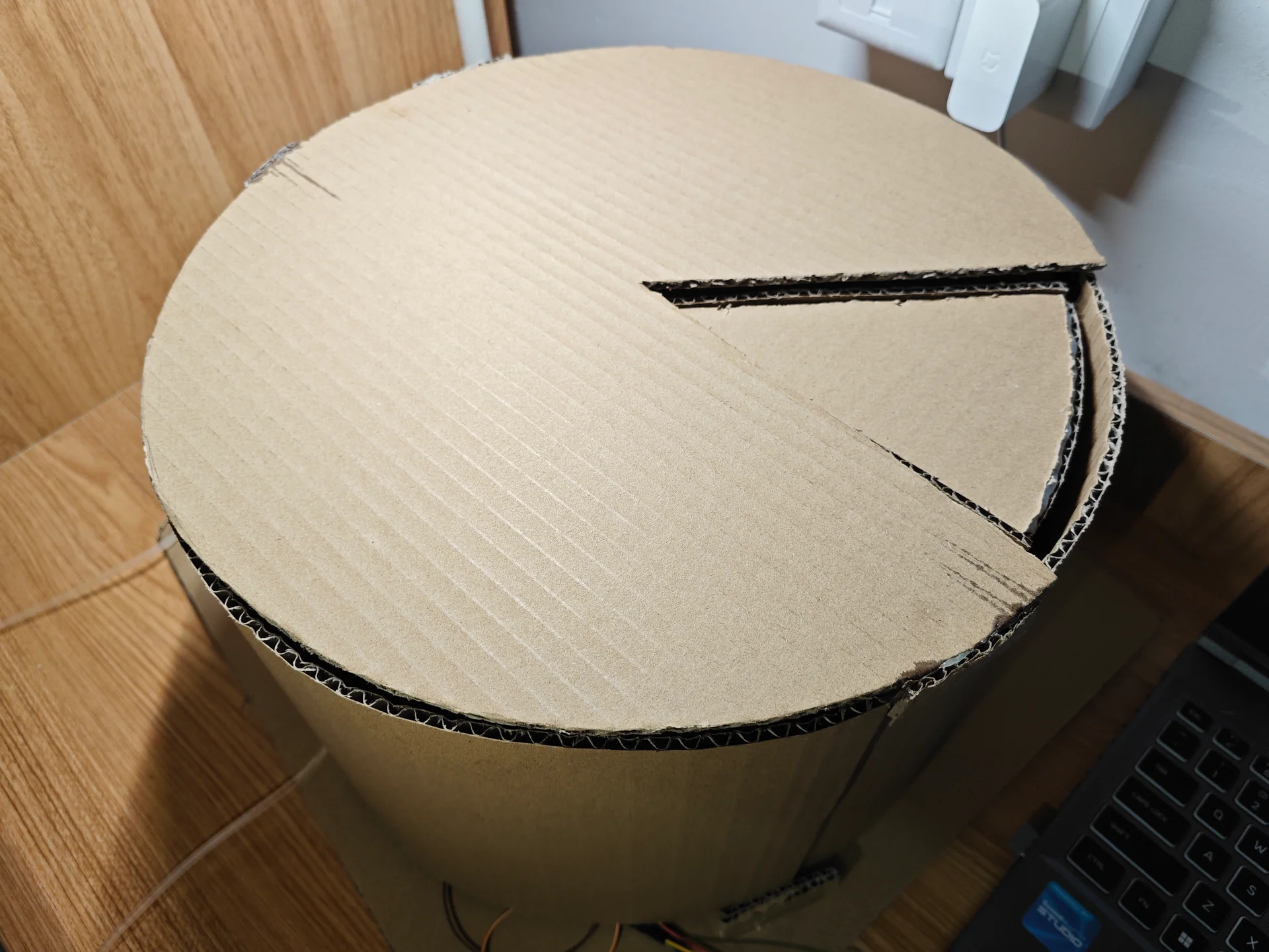 圆形纸板箱顶部切开一块