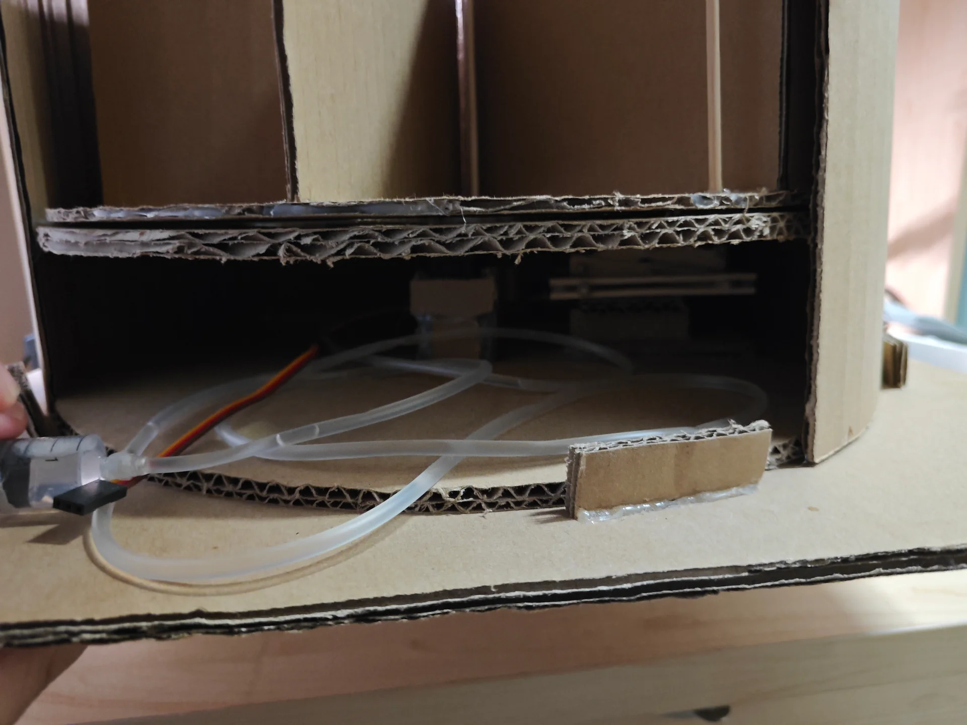 纸板制作的设备结构带有透明软管