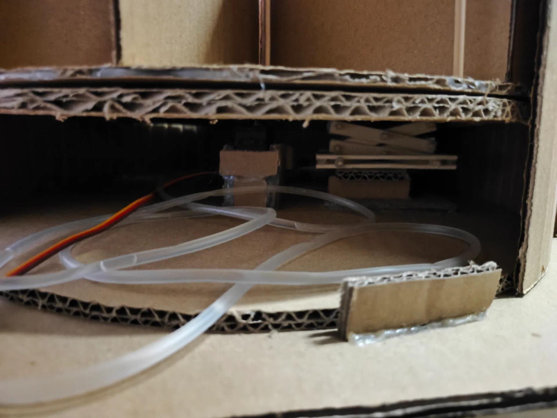 纸板结构内部含升降装置和透明管