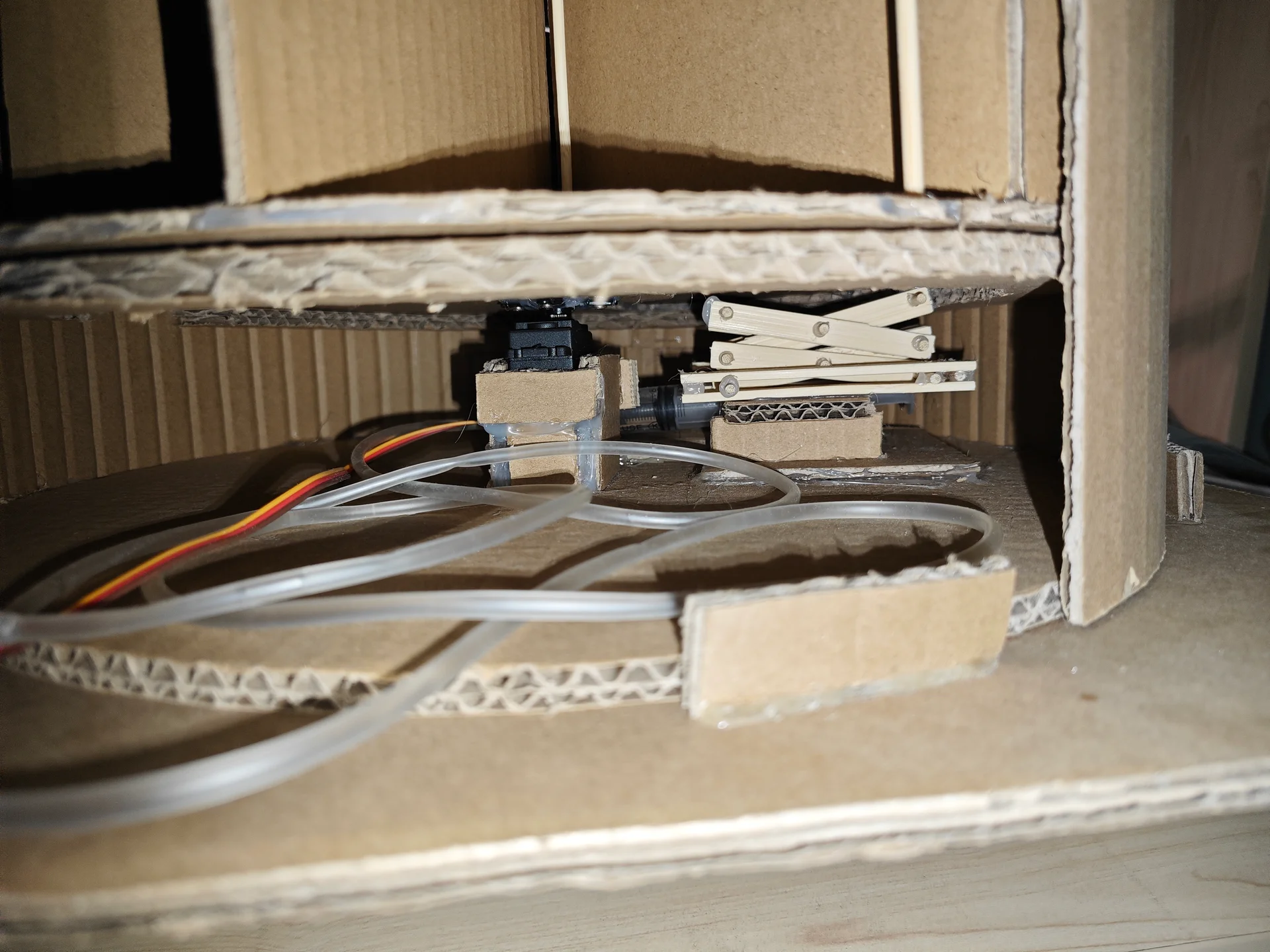 纸板结构内含机械装置和连接线