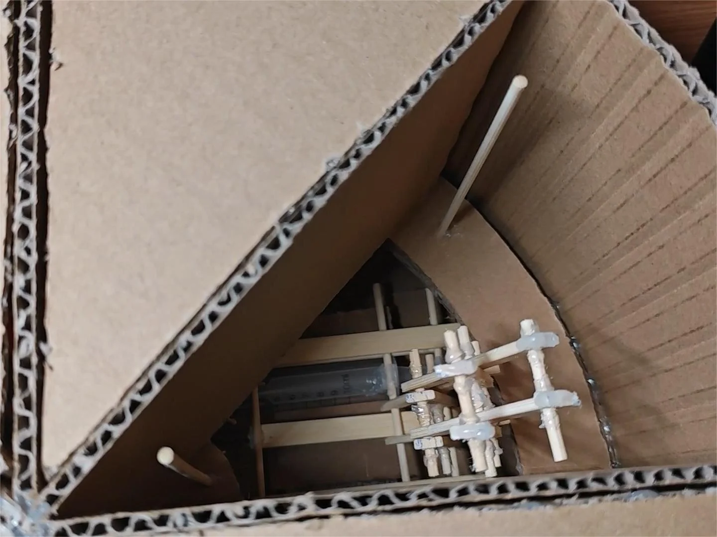 纸板结构内含木棍和透明管装置