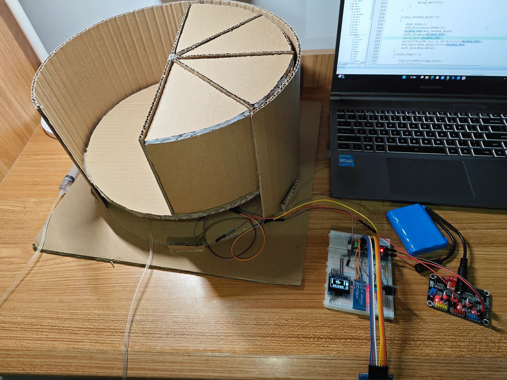 纸板模型与电子电路连接的实验场景
