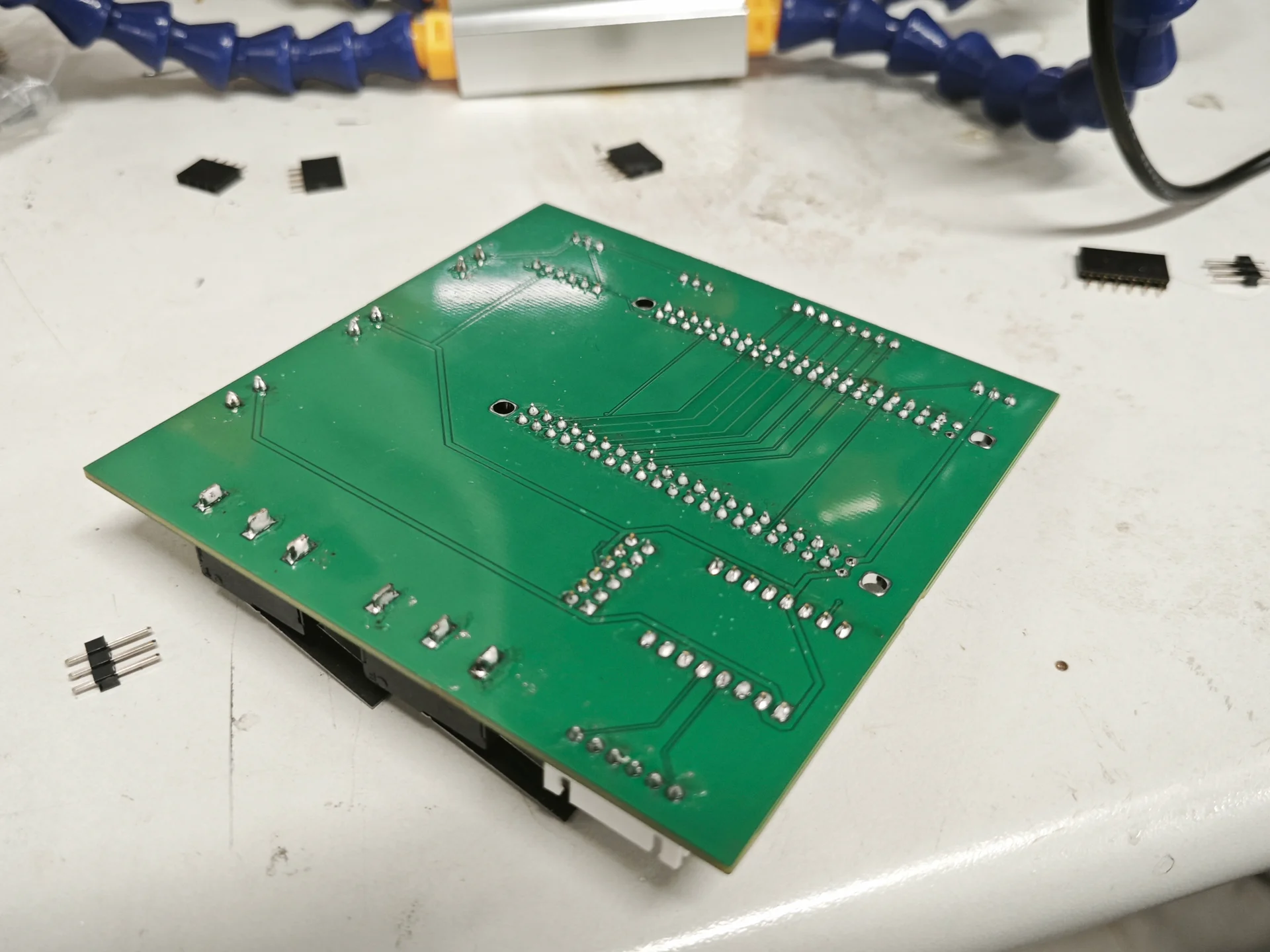 电路板焊接场景元件未完全安装