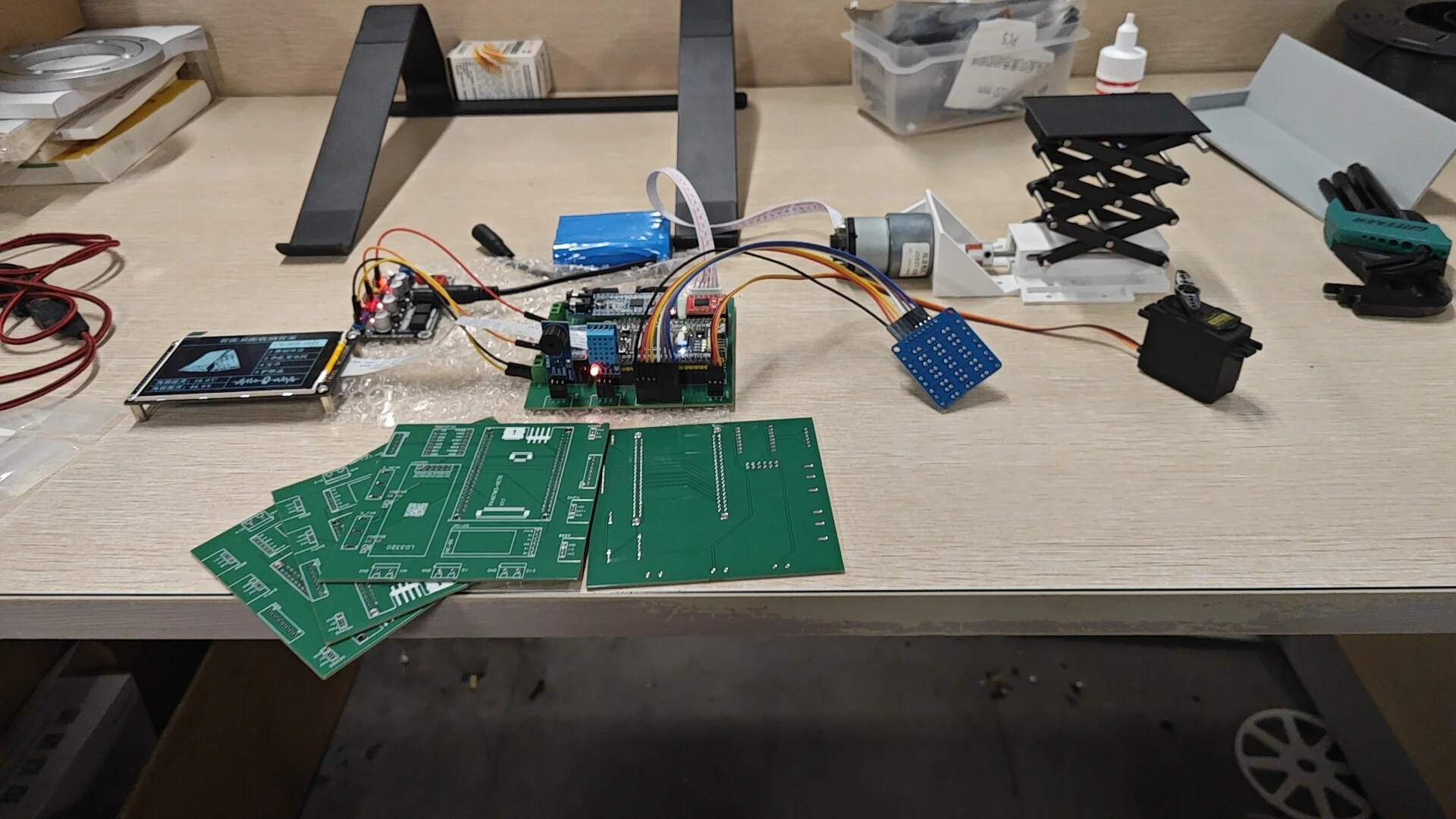 电子实验桌电路板与机械装置组装