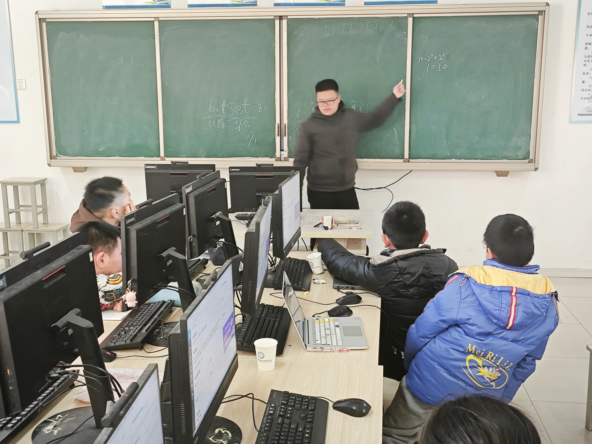 机房黑板授课场景