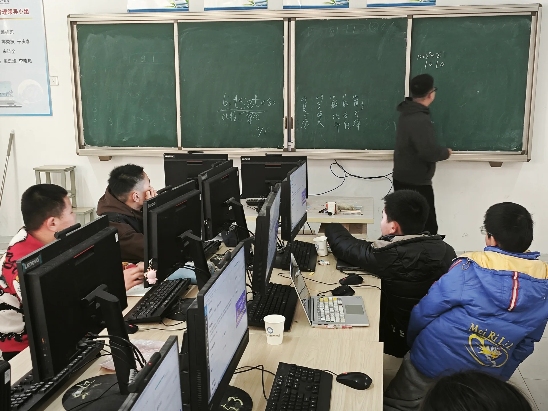 老师走动讲解编程