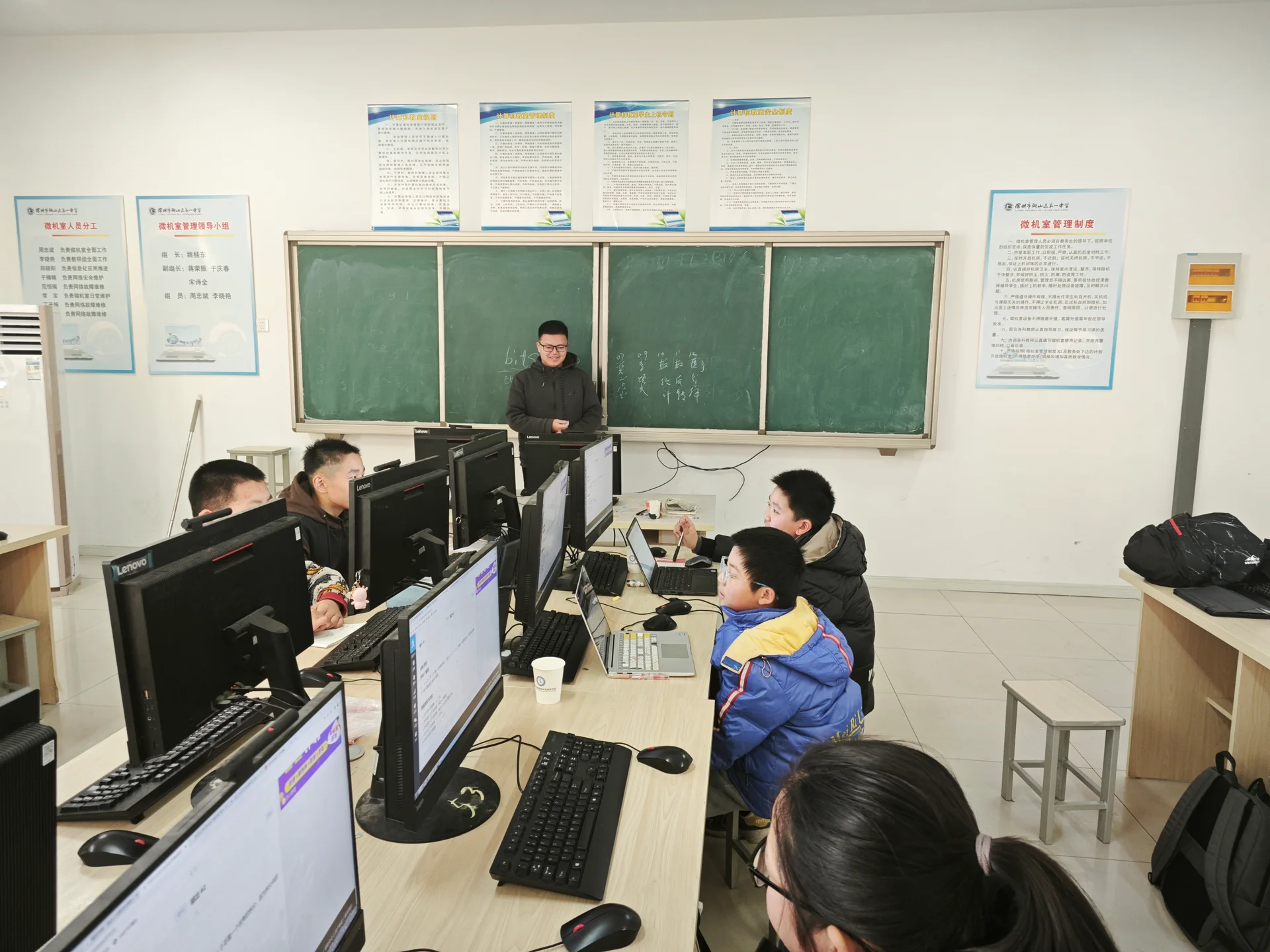 机房内学生听课