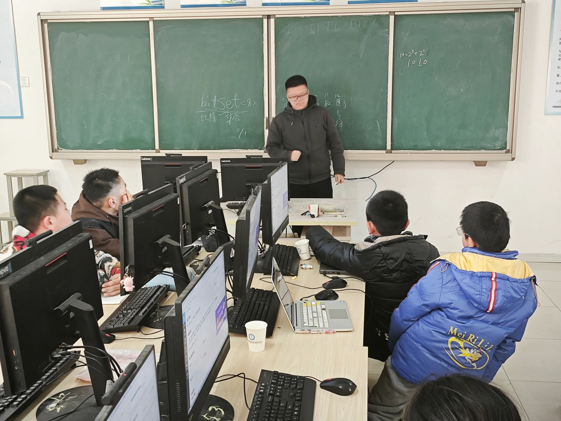 老师讲解学生上机